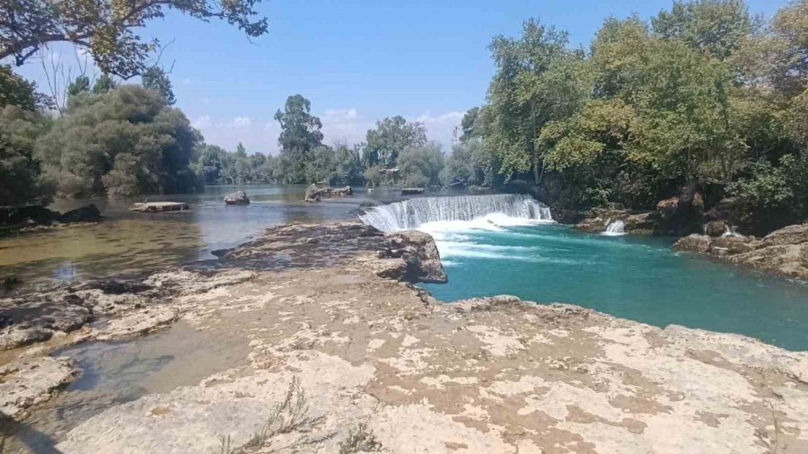 Manavgat Şelalesi’nde Düşen Su Seviyesi Ziyaretçileri Şaşkına Çevirdi