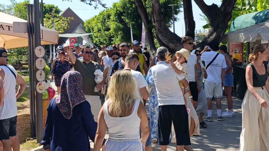Manavgat Şelalesi’nde Düşen Su Seviyesi Ziyaretçileri Şaşkına Çevirdi