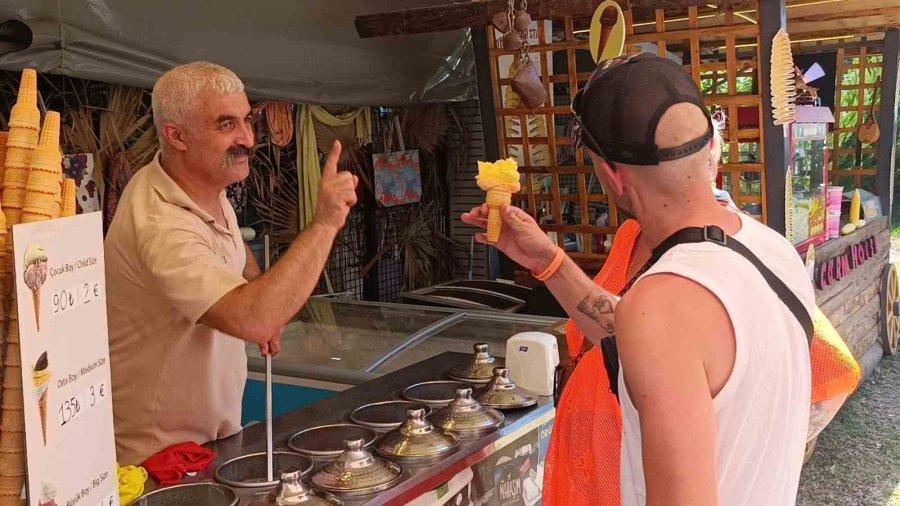 Manavgat Şelalesi’nde Düşen Su Seviyesi Ziyaretçileri Şaşkına Çevirdi