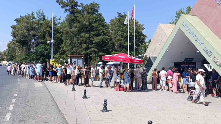 Manavgat Şelalesi’nde Düşen Su Seviyesi Ziyaretçileri Şaşkına Çevirdi