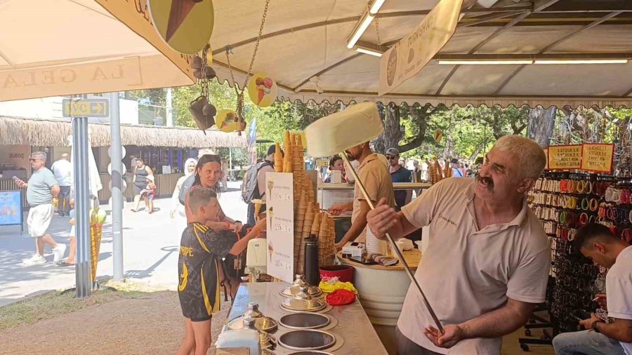 Manavgat Şelalesi’nde Düşen Su Seviyesi Ziyaretçileri Şaşkına Çevirdi