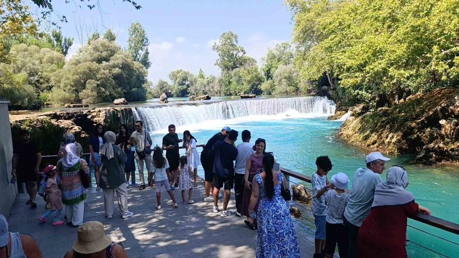 Manavgat Şelalesi’nde Düşen Su Seviyesi Ziyaretçileri Şaşkına Çevirdi