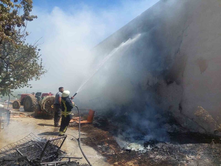 Karaman’da Tahtaların Tutuşması Sonucu Çıkan Yangında Alevler Çatıya Sıçradı