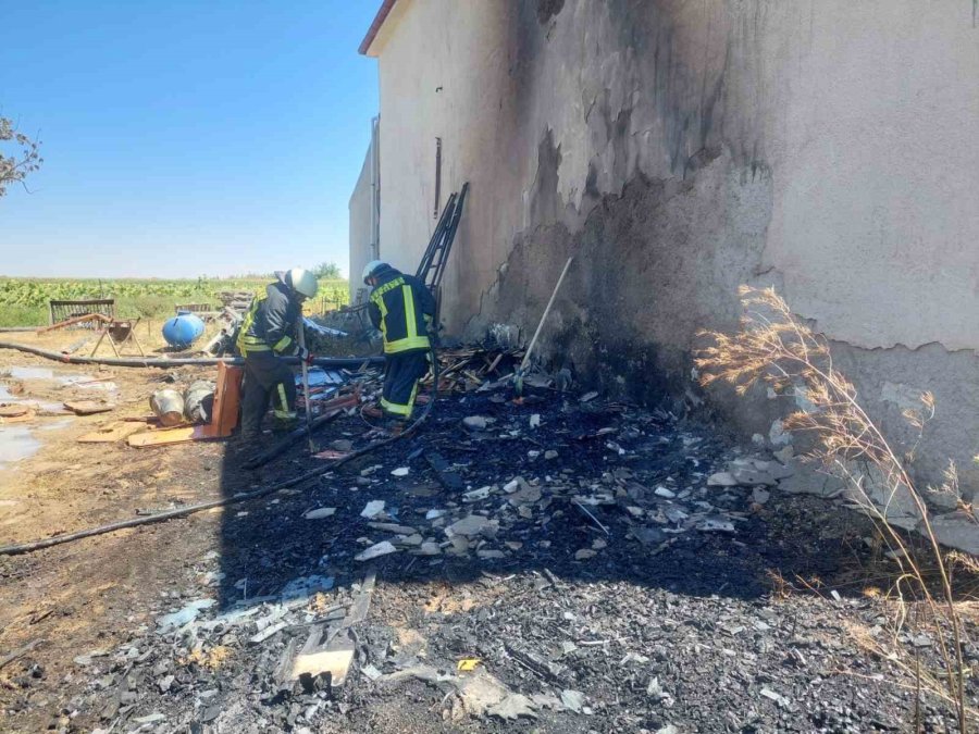 Karaman’da Tahtaların Tutuşması Sonucu Çıkan Yangında Alevler Çatıya Sıçradı