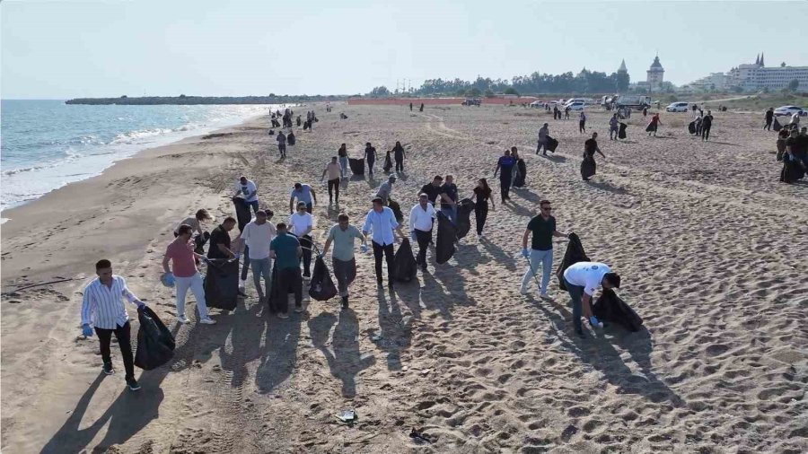 Çardaklar Yıkılıp Halka Açılmıştı, Çöpten Geçilmeyen Sahile Temizlik Operasyonu