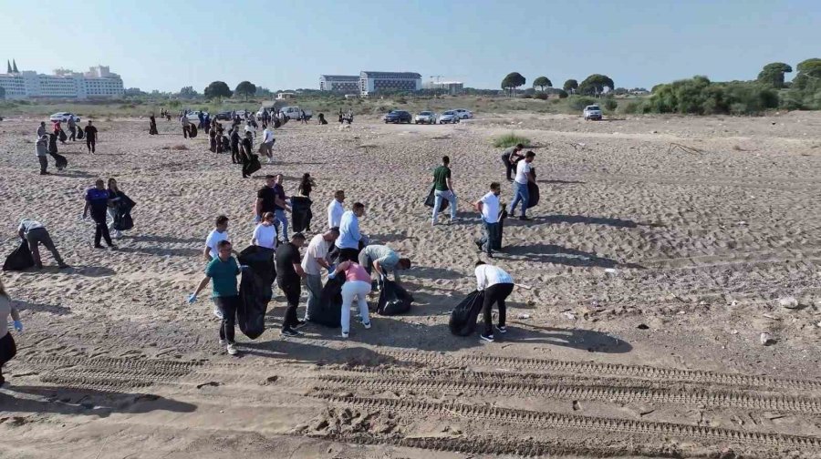 Çardaklar Yıkılıp Halka Açılmıştı, Çöpten Geçilmeyen Sahile Temizlik Operasyonu