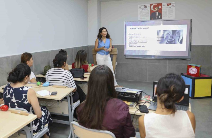 Mersin’de Ebeveynlerin Çocuklarıyla İletişimine Işık Tutuluyor
