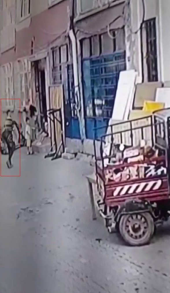 Çocuk Tacizcisi 250 Güvenlik Kamerasından Adım Adım Takip Edilip Yakalandı