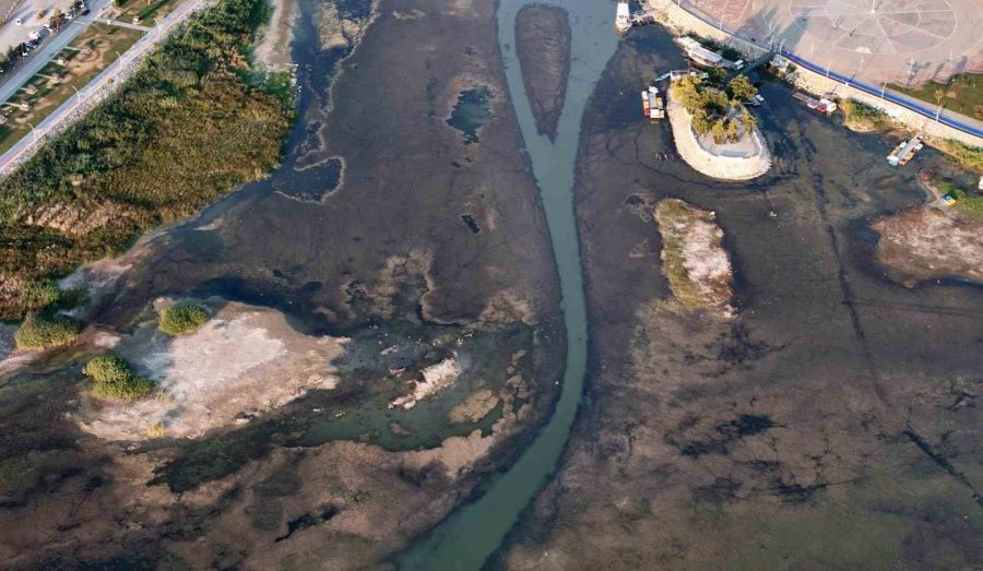 Beyşehir Gölü’nde Sular Çekildi, Yeni Adalar Ortaya Çıktı