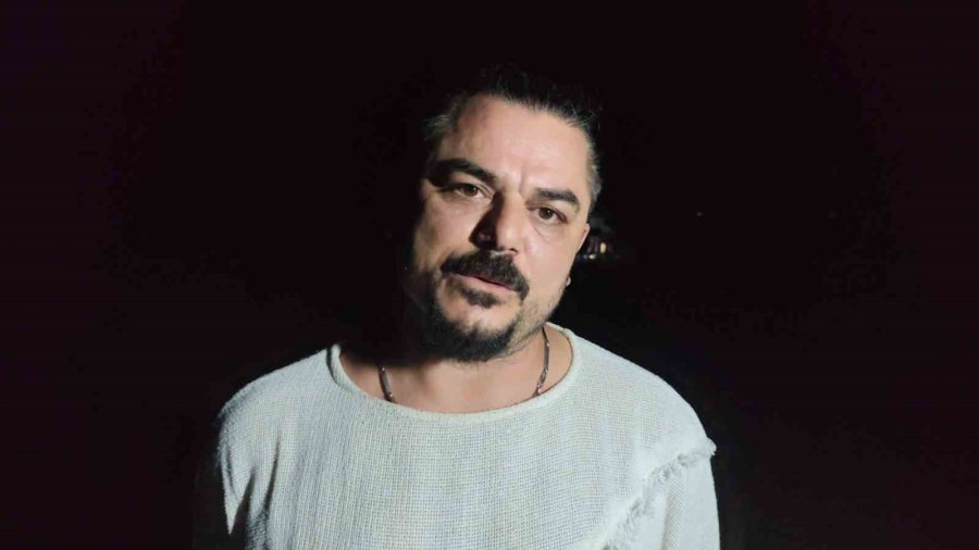 Mersin’de Yönünü Şaşıran Yavru Kaplumbağalar Genç Gönüllüler Tarafından Denize Ulaştırılıyor