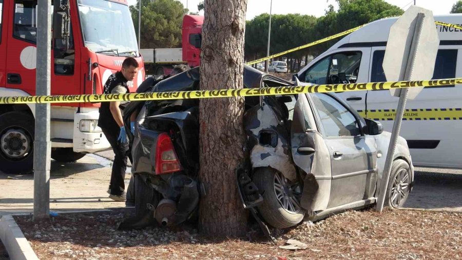 Antalya’da Ağaca Çarpan Otomobilin Sürücüsü Hayatını Kaybetti