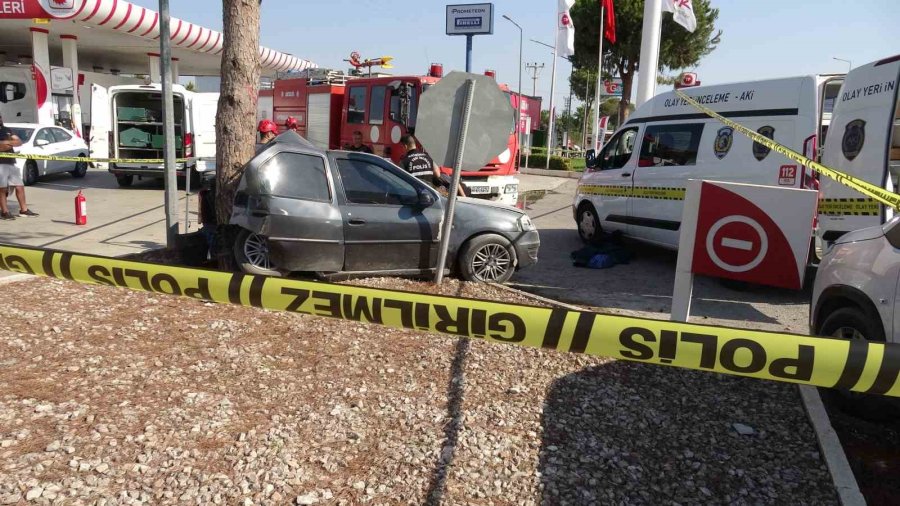 Antalya’da Ağaca Çarpan Otomobilin Sürücüsü Hayatını Kaybetti