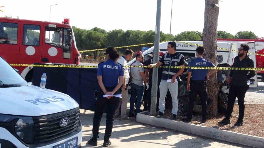 Antalya’da Ağaca Çarpan Otomobilin Sürücüsü Hayatını Kaybetti