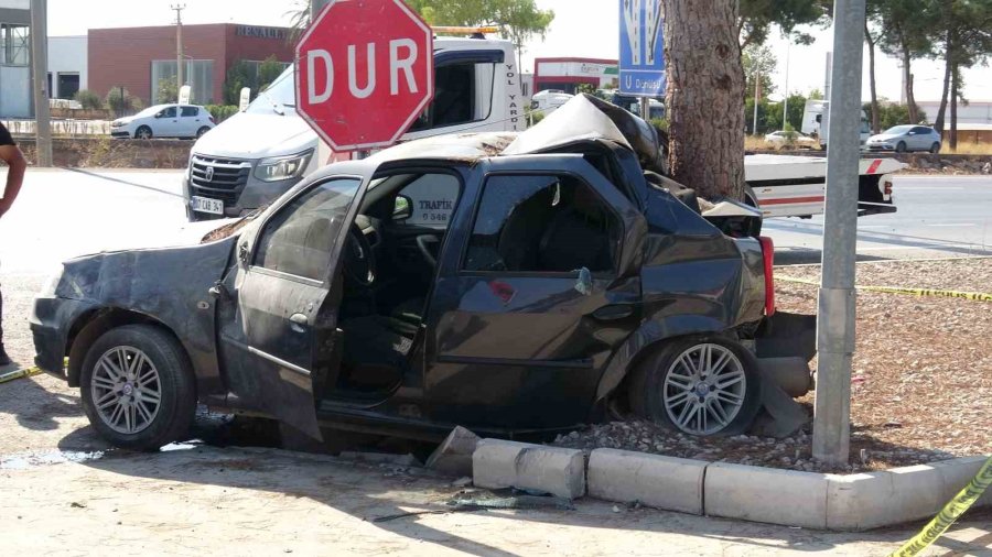 Antalya’da Ağaca Çarpan Otomobilin Sürücüsü Hayatını Kaybetti