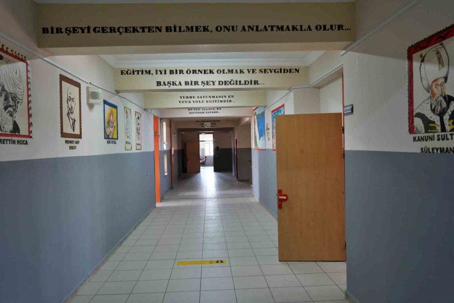 Antalya’da Öğretmenlerden Gönüllü Mesai: Yeni Eğitim-öğretim Yılına Okulu Kendi Elleriyle Hazırladılar