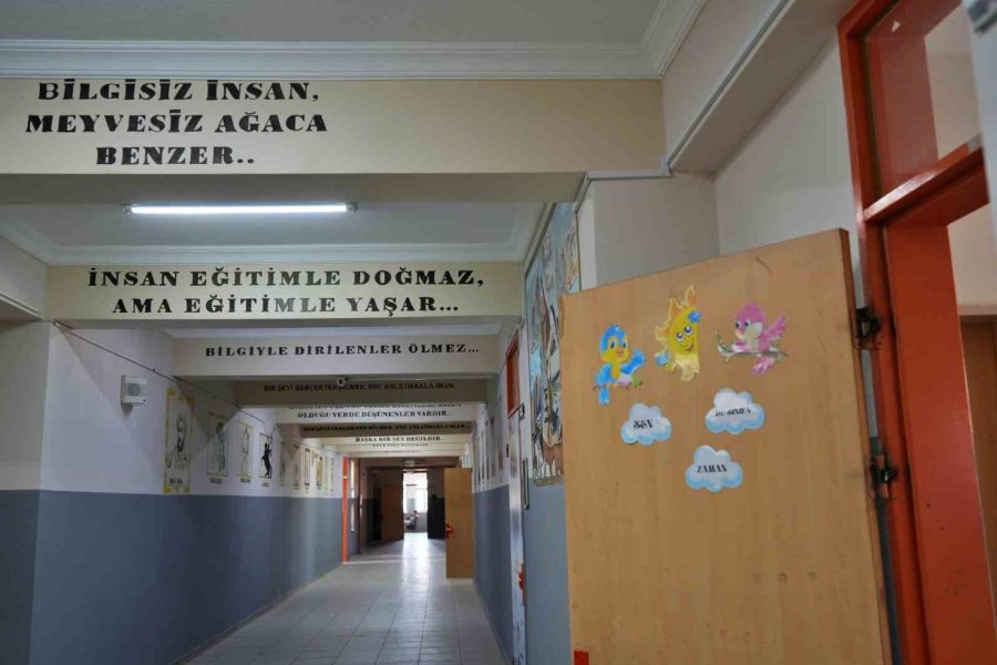 Antalya’da Öğretmenlerden Gönüllü Mesai: Yeni Eğitim-öğretim Yılına Okulu Kendi Elleriyle Hazırladılar