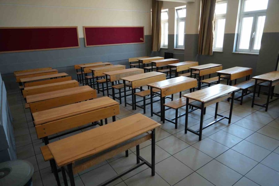 Antalya’da Öğretmenlerden Gönüllü Mesai: Yeni Eğitim-öğretim Yılına Okulu Kendi Elleriyle Hazırladılar