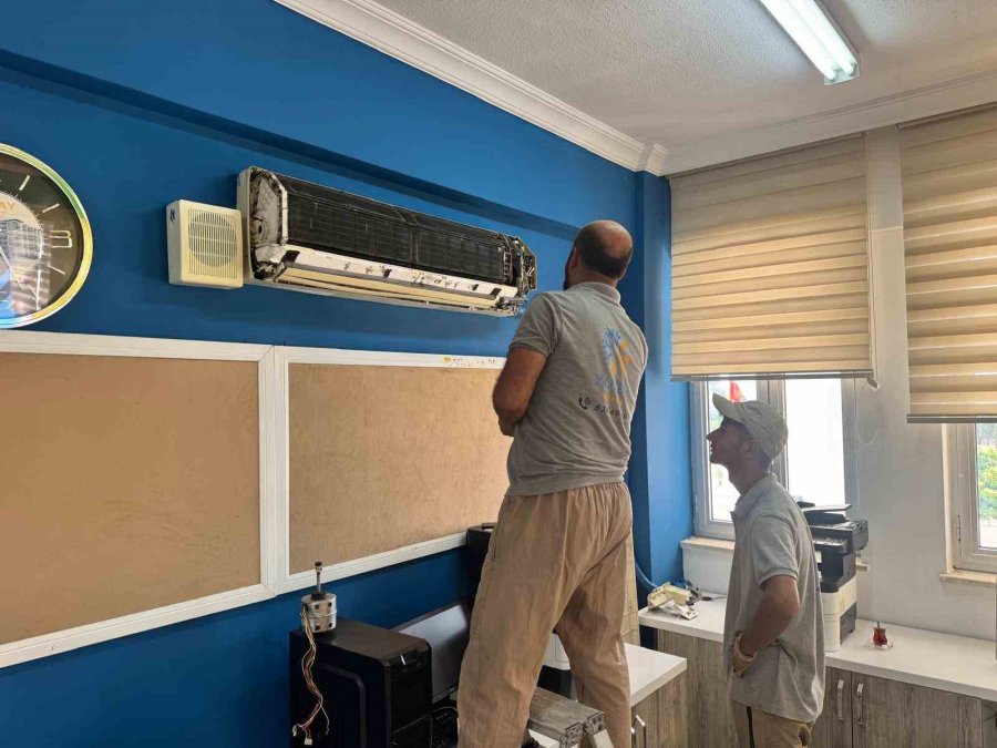 Antalya’da Öğretmenlerden Gönüllü Mesai: Yeni Eğitim-öğretim Yılına Okulu Kendi Elleriyle Hazırladılar