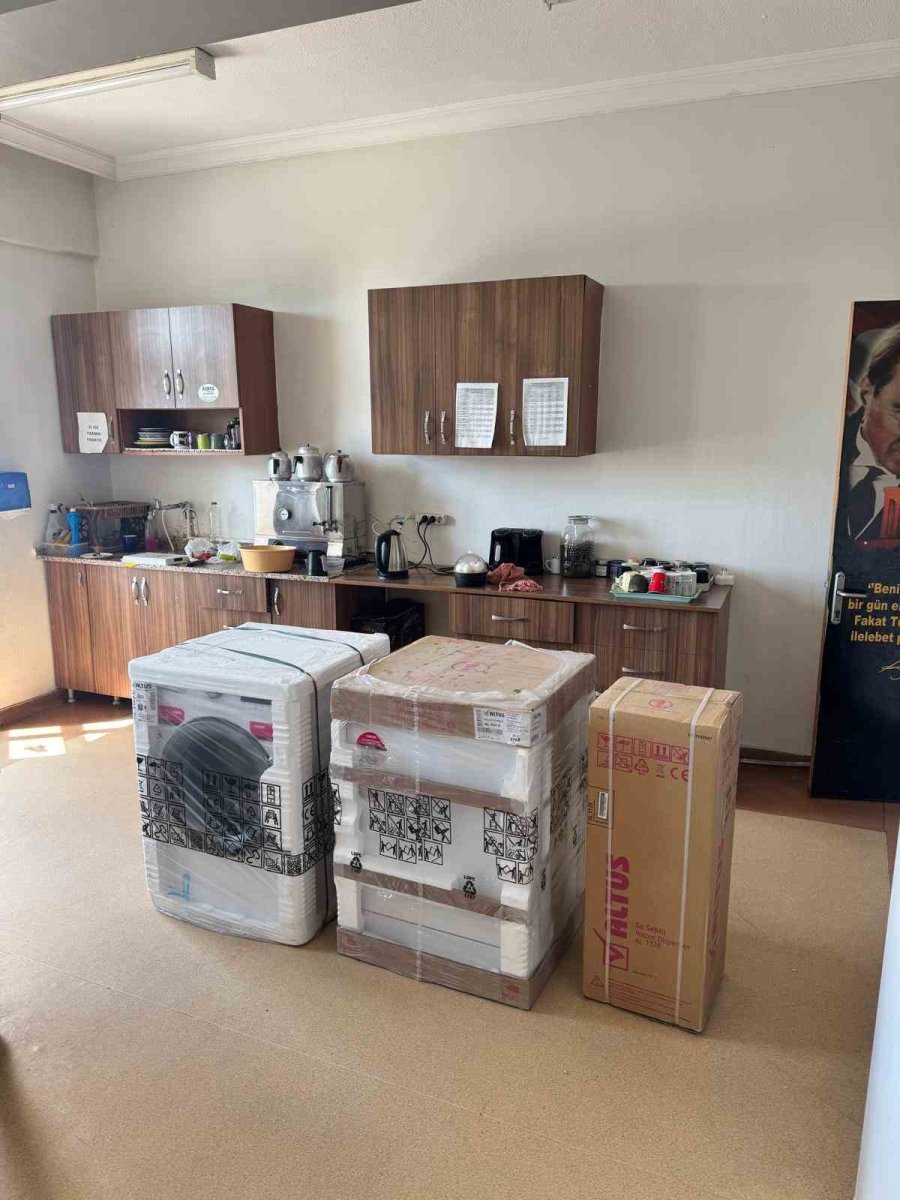 Antalya’da Öğretmenlerden Gönüllü Mesai: Yeni Eğitim-öğretim Yılına Okulu Kendi Elleriyle Hazırladılar