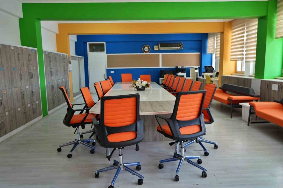 Antalya’da Öğretmenlerden Gönüllü Mesai: Yeni Eğitim-öğretim Yılına Okulu Kendi Elleriyle Hazırladılar