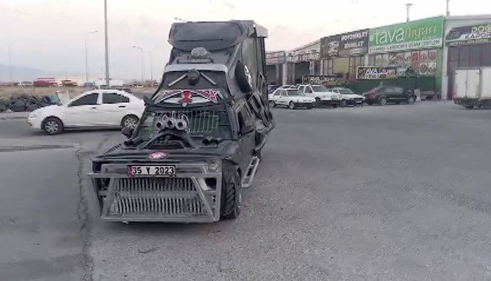 Aracını Adeta Tanka Çevirdi, Polis Trafikten Men Edip Ehliyete El Koydu