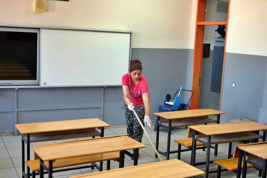 Antalya’da Öğretmenlerden Gönüllü Mesai: Yeni Eğitim-öğretim Yılına Okulu Kendi Elleriyle Hazırladılar