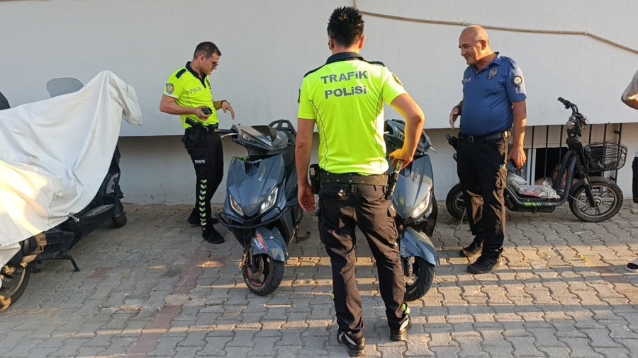 Motosikletleri Bırakıp Kaçtılar, Yakalanınca "biz Minibüsle Geldik" Dediler