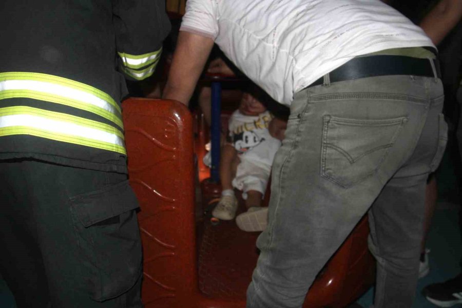 Oyun Parkında 4 Yaşındaki Çocuğun Ayağına Vida Saplandı