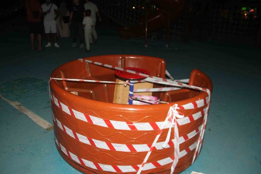 Oyun Parkında 4 Yaşındaki Çocuğun Ayağına Vida Saplandı