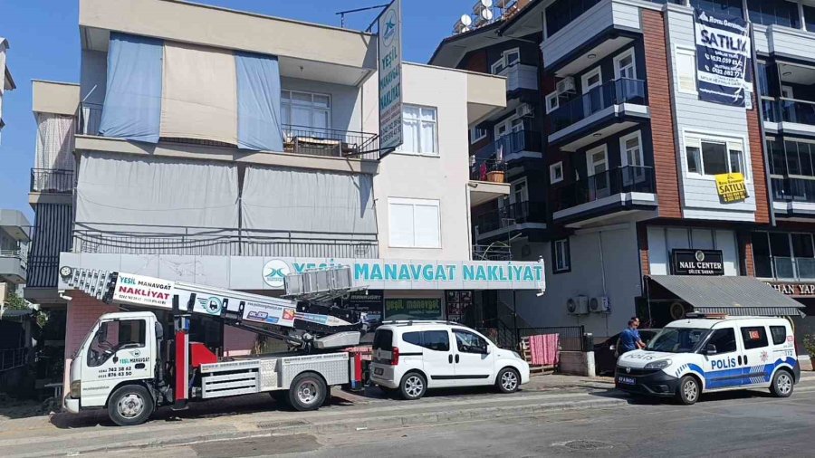 Arka Sokaktaki Yıkım Evleri Salladı, Panikleyen Mahalleli 112’yi Aradı