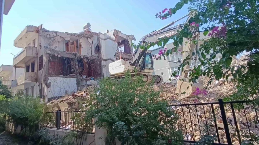 Arka Sokaktaki Yıkım Evleri Salladı, Panikleyen Mahalleli 112’yi Aradı