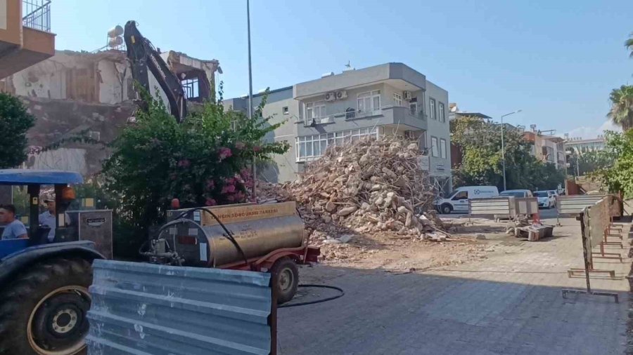 Arka Sokaktaki Yıkım Evleri Salladı, Panikleyen Mahalleli 112’yi Aradı