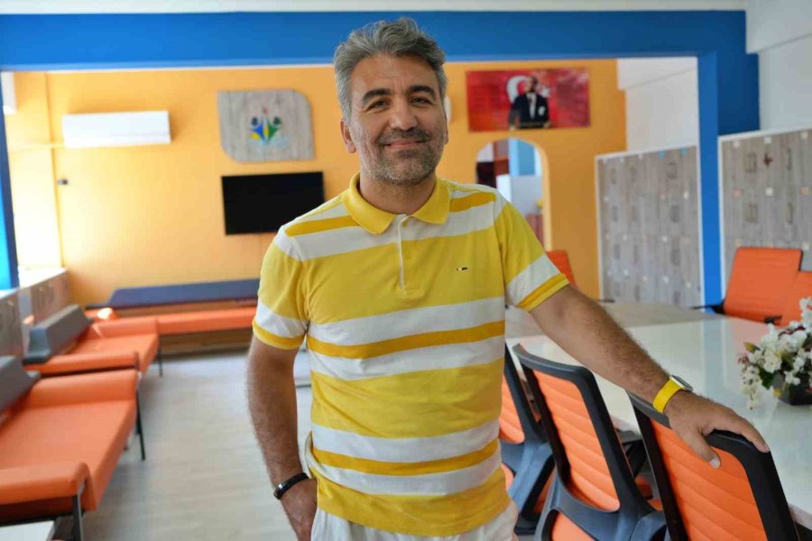 Antalya’da Öğretmenlerden Gönüllü Mesai: Yeni Eğitim-öğretim Yılına Okulu Kendi Elleriyle Hazırladılar