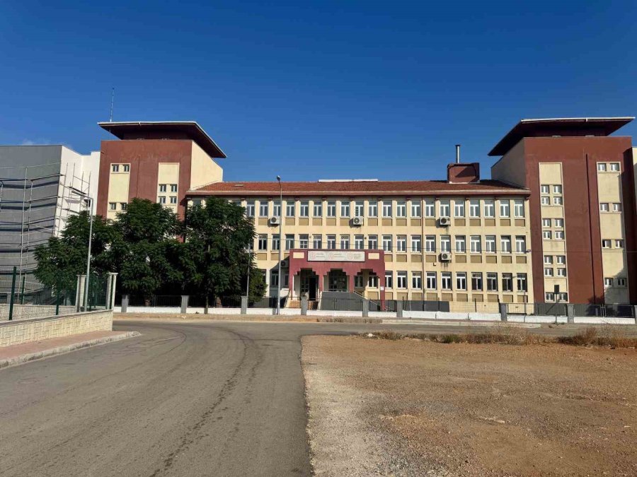 Antalya’da Öğretmenlerden Gönüllü Mesai: Yeni Eğitim-öğretim Yılına Okulu Kendi Elleriyle Hazırladılar