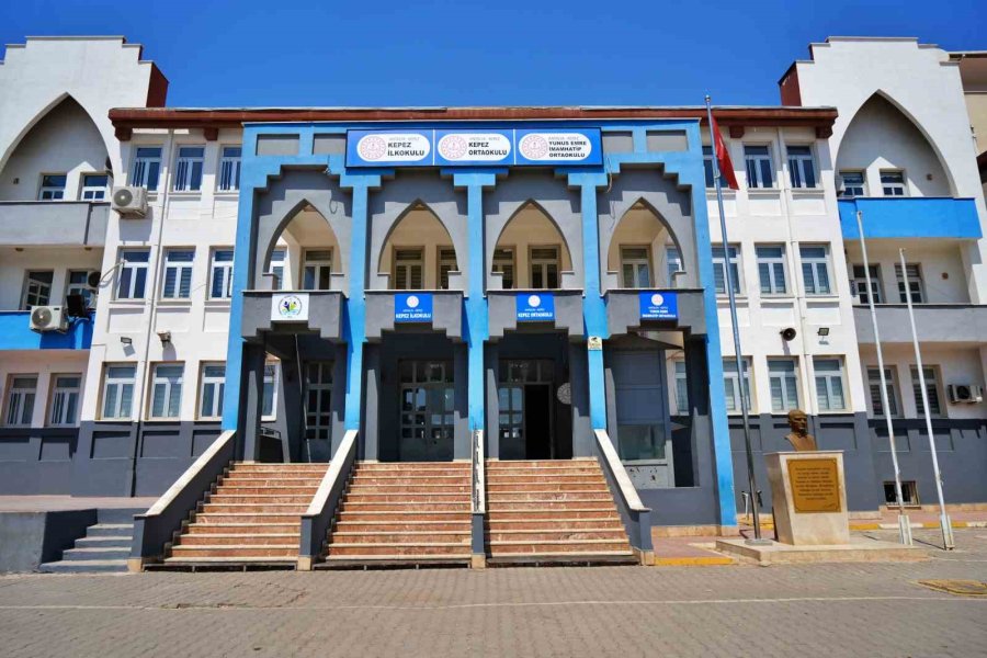 Antalya’da Öğretmenlerden Gönüllü Mesai: Yeni Eğitim-öğretim Yılına Okulu Kendi Elleriyle Hazırladılar