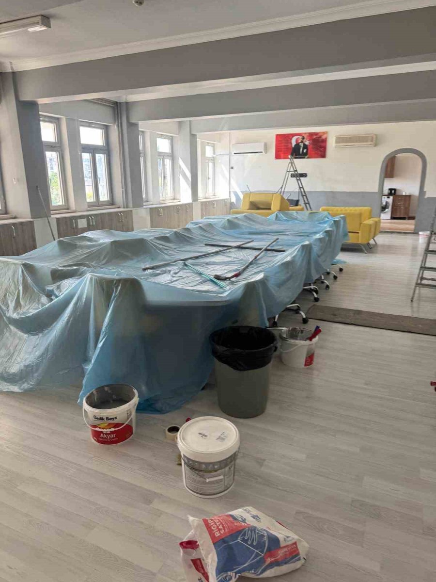 Antalya’da Öğretmenlerden Gönüllü Mesai: Yeni Eğitim-öğretim Yılına Okulu Kendi Elleriyle Hazırladılar