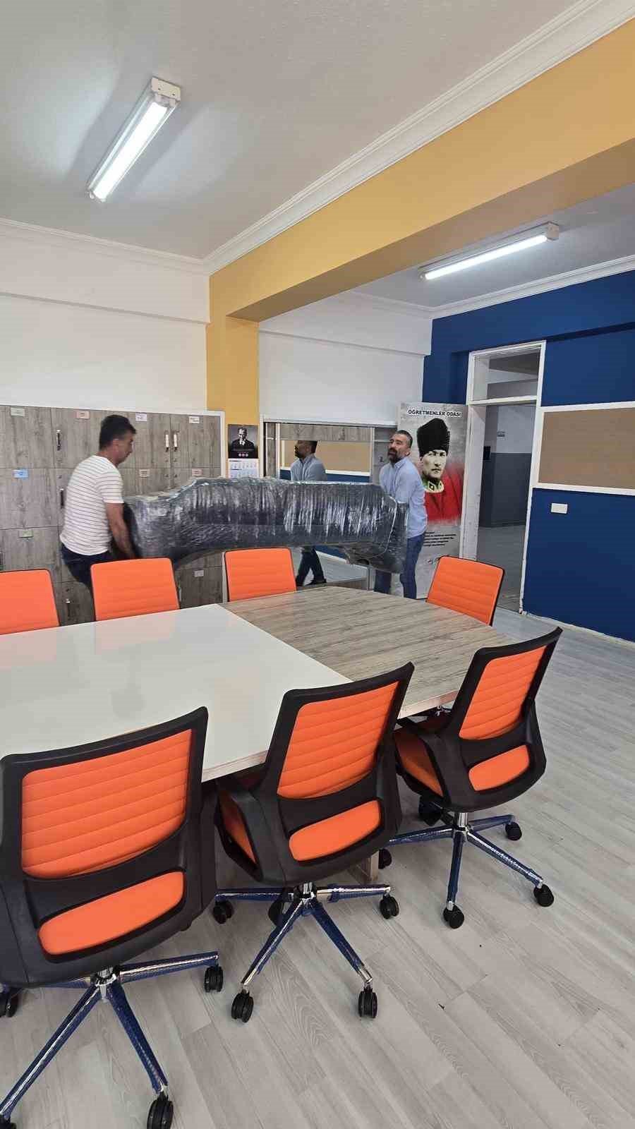 Antalya’da Öğretmenlerden Gönüllü Mesai: Yeni Eğitim-öğretim Yılına Okulu Kendi Elleriyle Hazırladılar