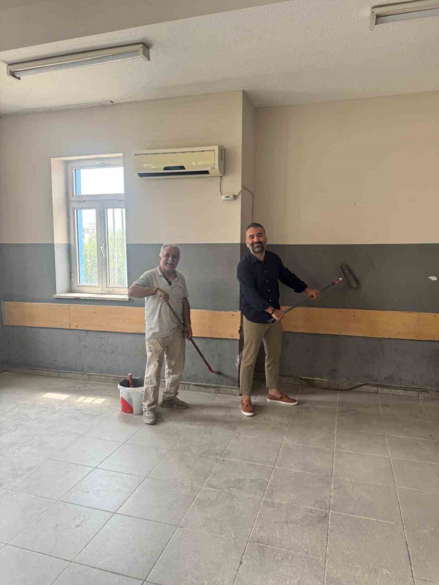 Antalya’da Öğretmenlerden Gönüllü Mesai: Yeni Eğitim-öğretim Yılına Okulu Kendi Elleriyle Hazırladılar