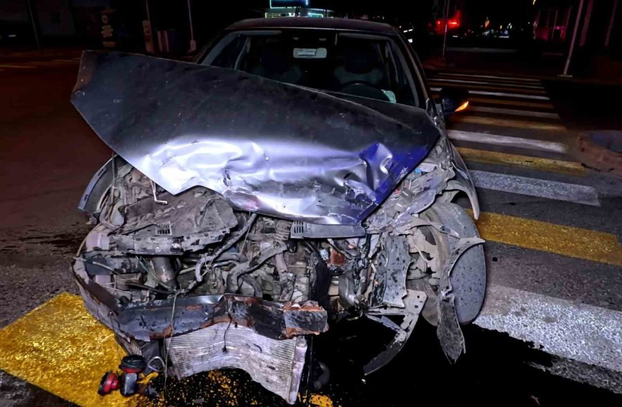 Kavşakta Kaza Yapan Otomobil Hurdaya Döndü