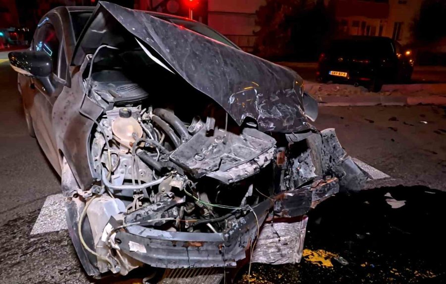 Kavşakta Kaza Yapan Otomobil Hurdaya Döndü