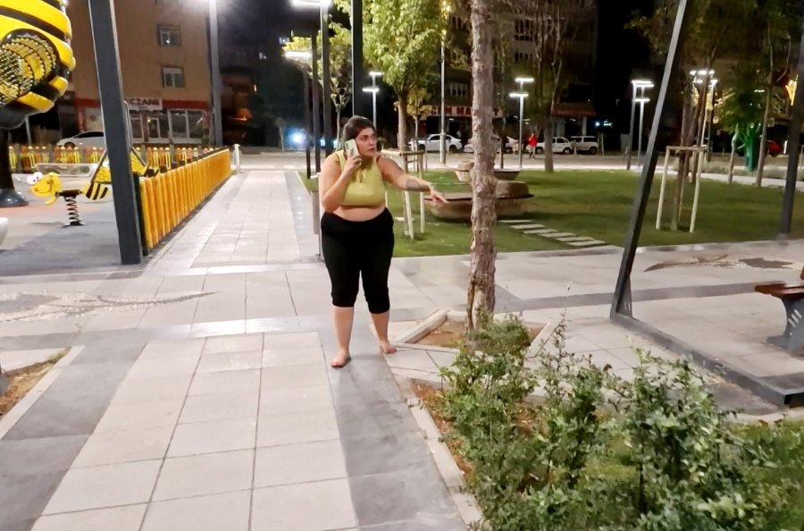 "tecavüz Ediyorlar" Diye Çığlık Attı, Yardıma Gelenleri Darbetti