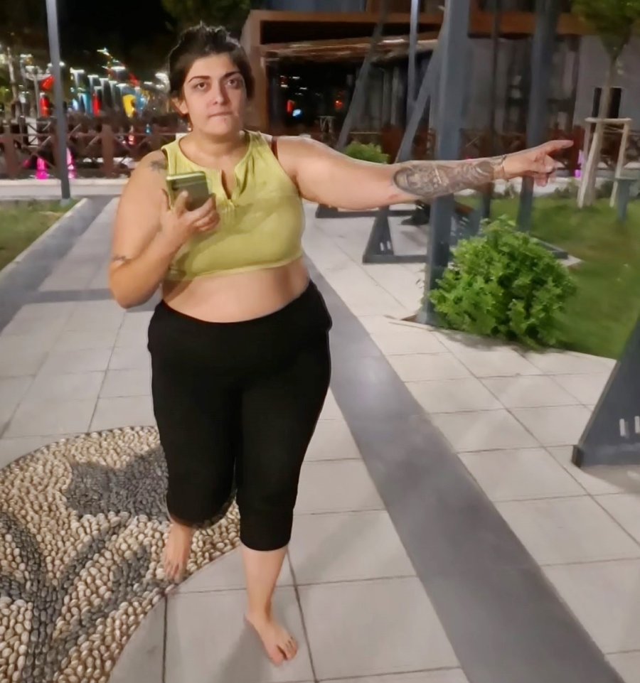 "tecavüz Ediyorlar" Diye Çığlık Attı, Yardıma Gelenleri Darbetti