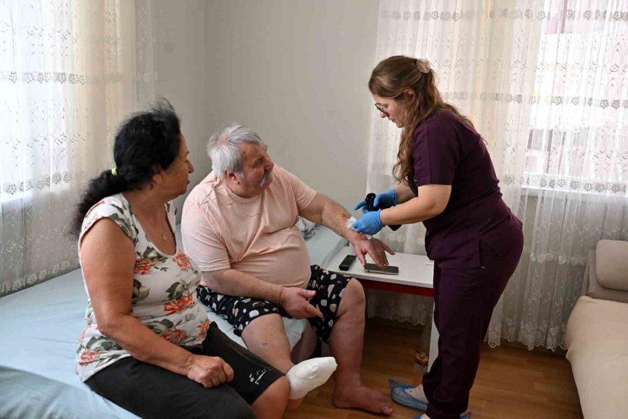 Muratpaşa Belediyesi 95 Bin Kez Hastaların Kapısını Çaldı