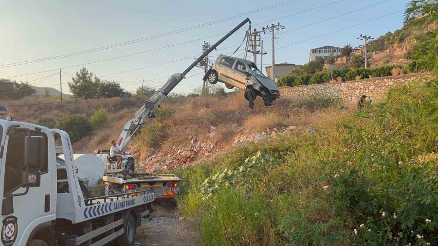 Alanya’da Otomobil Şarampole Uçtu: 1 Yaralı