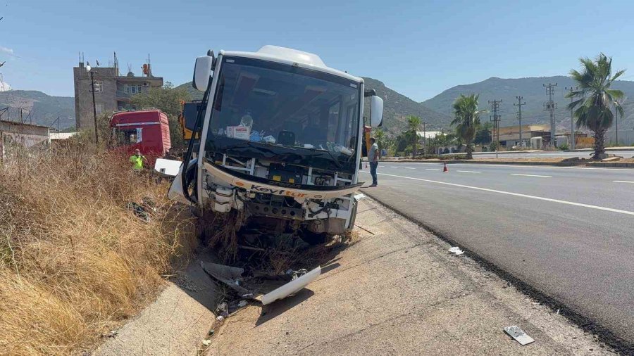 Antalya’da Tur Otobüsü Drenaj Hendeğine Girdi: 23 Yaralı