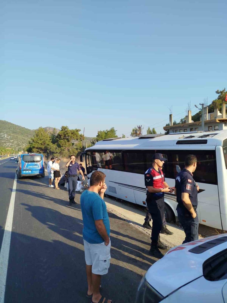 Antalya’da Tur Otobüsü Drenaj Hendeğine Girdi: 23 Yaralı