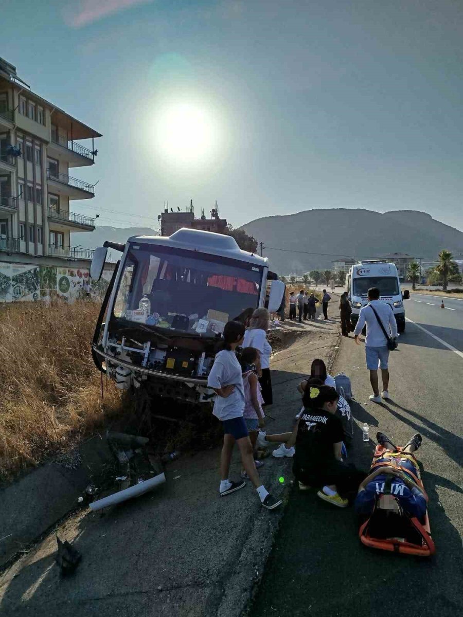 Antalya’da Tur Otobüsü Drenaj Hendeğine Girdi: 23 Yaralı