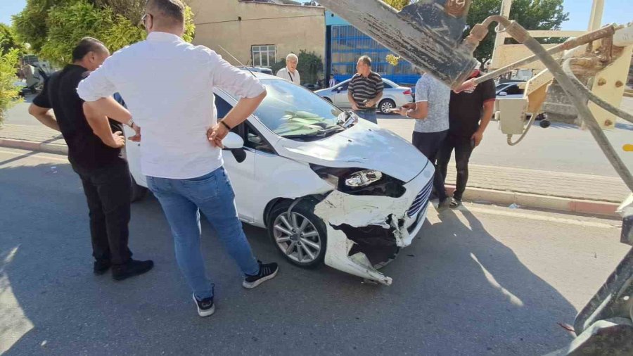 Karaman’da Otomobilin Beton Mikserine Çarptığı Kaza Kamerada: 1 Yaralı