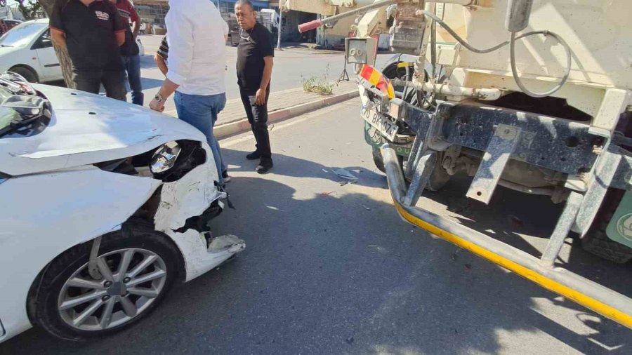 Karaman’da Otomobilin Beton Mikserine Çarptığı Kaza Kamerada: 1 Yaralı