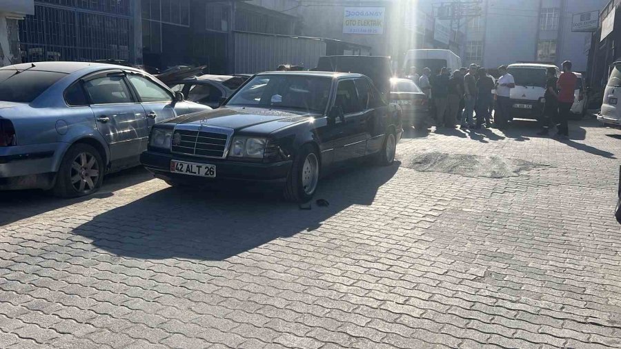 Arabayı Yapmayan Usta İle Müşteri Arasındaki Bıçaklı Kavgada 3 Kişi Yaralandı